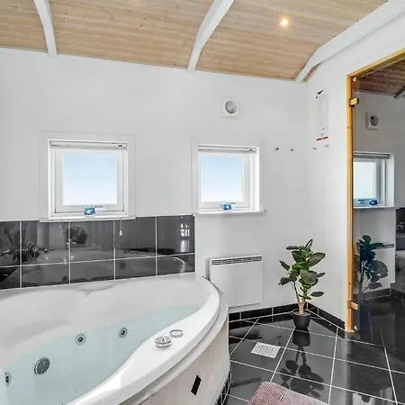 Prázdninový dům Three-bedroom In *